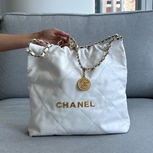 New and never worn. Chanel 22 in white.